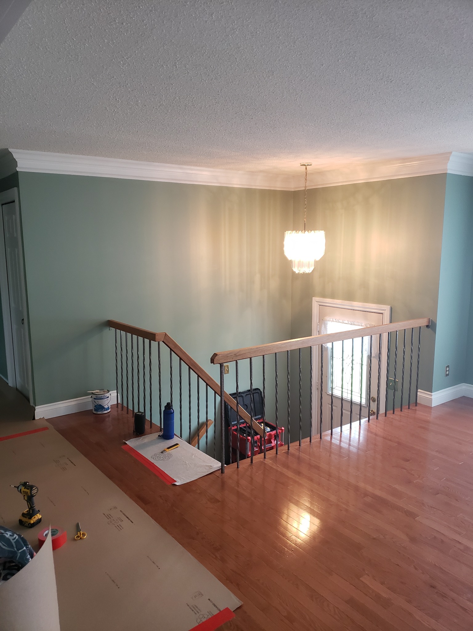 Open split-level entrance before privacy wall